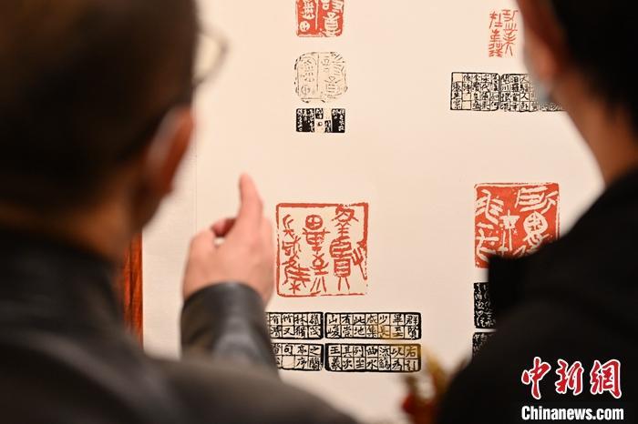 圖為甘肅蘭州，參展作品吸引參觀者。 中新社記者 李亞龍 攝