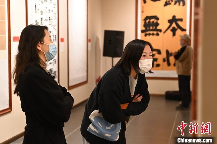 圖為甘肅蘭州，參展書法作品吸引參觀者。 中新社記者 李亞龍 攝
