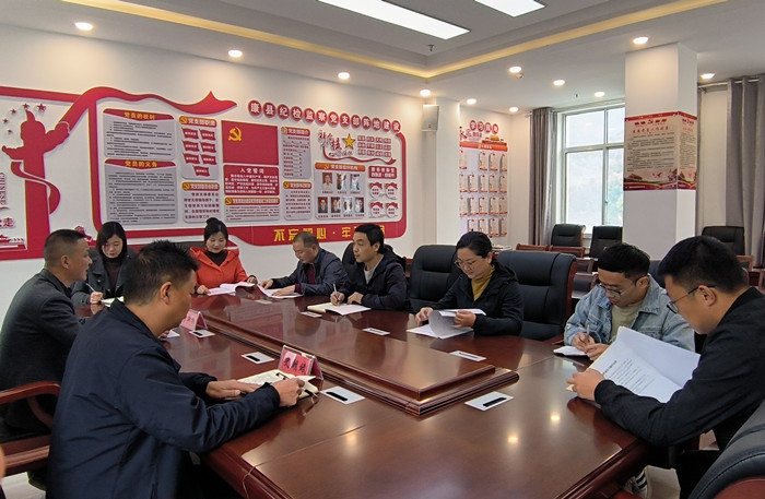 10月19日，康縣紀(jì)委監(jiān)委組織部分班子成員，辦公室、信訪室、案管室、審理室、紀(jì)檢監(jiān)察室等相關(guān)工作人員開展黨的二十大報(bào)告專題討論。.jpg