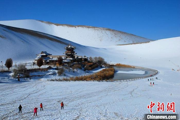 敦煌市鳴沙山月牙泉雪景如畫。(資料圖) 張曉亮 　攝