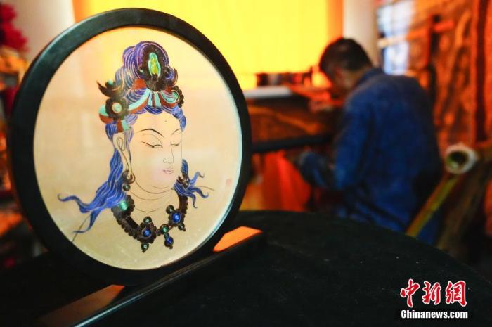 圖為劉云帆所創(chuàng)作的敦煌元素刺繡作品。 中新社發(fā) 謝秉錫 攝