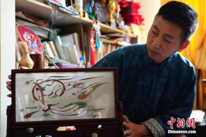 圖為劉云帆展示敦煌元素的刺繡作品。 中新社發(fā) 謝秉錫 攝