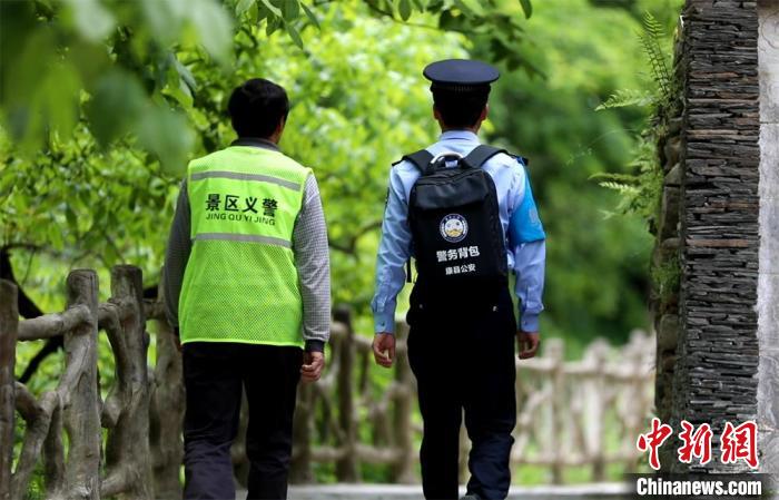 圖為民警背警務(wù)小包在轄區(qū)景區(qū)開(kāi)展工作。(資料圖) 甘肅省公安廳供圖