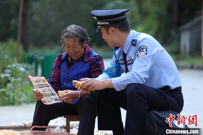 圖為民警背警務(wù)小包給民眾宣講政策。(資料圖) 甘肅省公安廳供圖