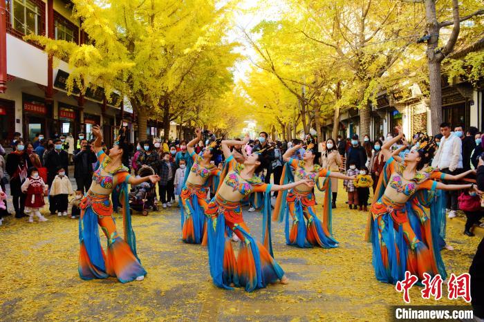 圖為秦州區(qū)文旅局組織的舞蹈隊帶來的舞蹈《絲路》。　秦州區(qū)委宣布供圖