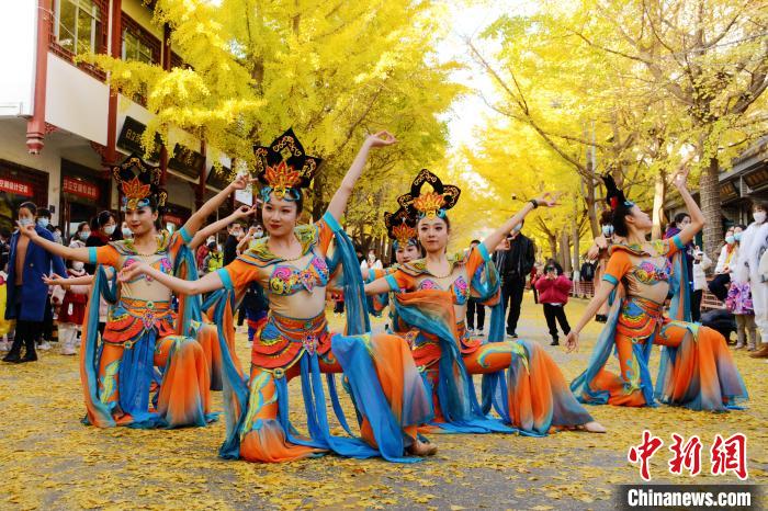 圖為秦州區(qū)文旅局組織的舞蹈隊帶來的舞蹈《絲路》?！∏刂輩^(qū)委宣布供圖