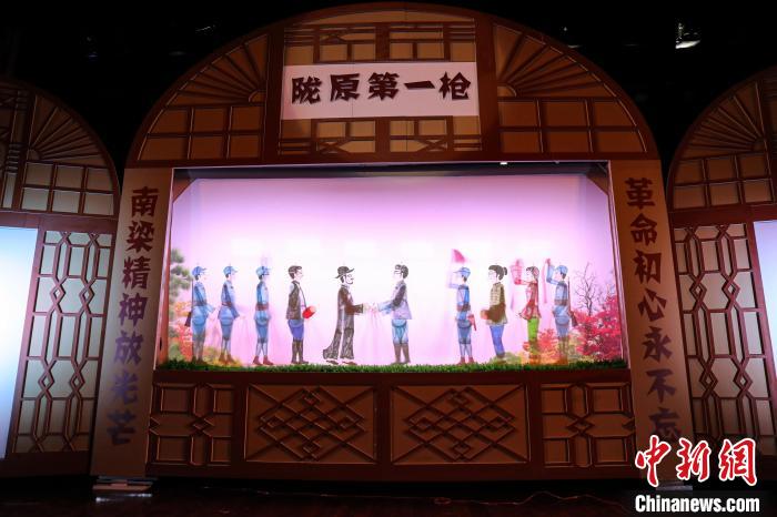 圖為甘肅新創(chuàng)紅色題材皮影戲《隴原第一槍》在蘭州市上演。(資料圖) 甘肅省文化和旅游廳供圖