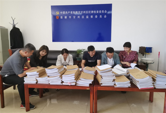 甘州區(qū)紀(jì)檢監(jiān)察干部會同財政、審計(jì)工作人員開展玉米制種款管理使用清查工作.jpg