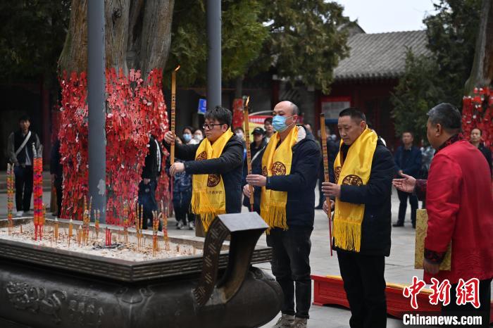 在甘肅天水市伏羲廟內(nèi)，參祭者雙手持香，祭拜人文始祖伏羲。　李亞龍 攝
