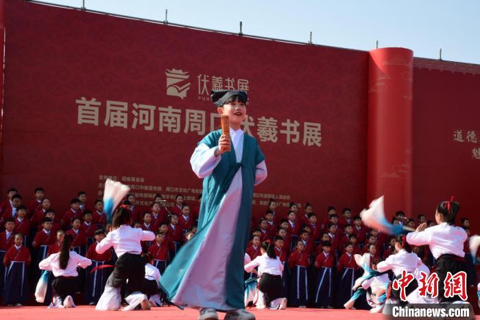 圖為學(xué)生們?cè)陂_(kāi)幕式上誦讀經(jīng)典?！×赫赵?攝
