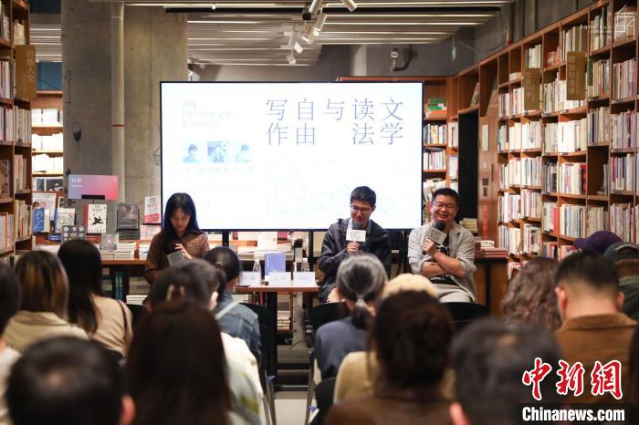 《至少還有文學(xué)》推出：在今天，我們?yōu)槭裁催€需要文學(xué)？