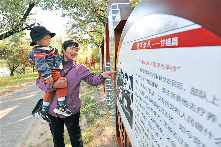 嘉峪關(guān)市紀(jì)委監(jiān)委通過實(shí)施“政治鑄廉、教育促廉、文化育廉、陣地助廉、監(jiān)督固廉”等“五廉”行動(dòng)，深入推進(jìn)新時(shí)代廉潔文化建設(shè)。圖為市民在迎賓湖絲路廉潔文化主題公園“勤廉楷模墻”接受廉潔文化教育。.jpg