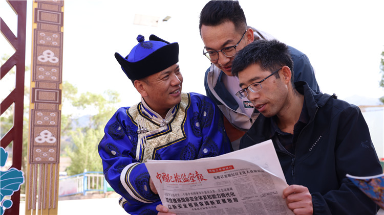 2023年6月8日，甘肅省張掖市肅南裕固族自治縣紅灣寺鎮(zhèn)紀(jì)委工作人員在一小區(qū)廉政文化主題廣場與社區(qū)居民拉家常，宣傳廉潔知識(shí)，共話廉潔文化.jpg
