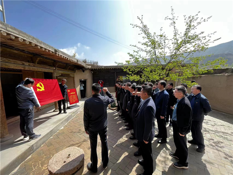 圖為臨夏州紀(jì)委監(jiān)委組織黨員干部在東鄉(xiāng)縣布塄溝黨史教育基地開展革命教育活動(dòng)，賡續(xù)紅色血脈、汲取奮進(jìn)力量、激發(fā)干事熱情。.png