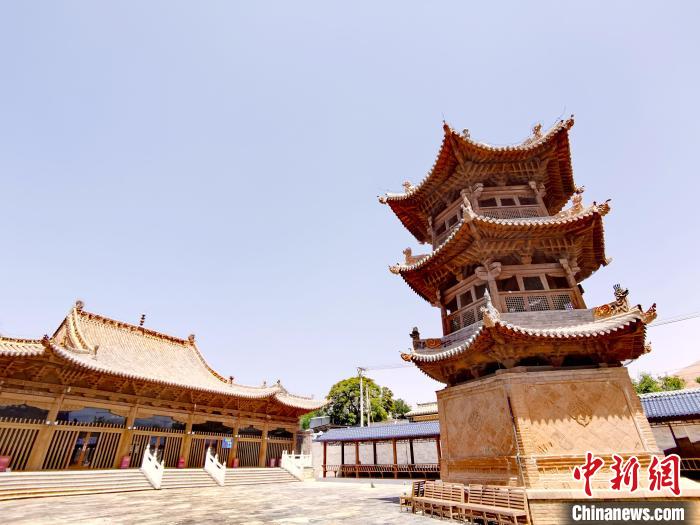 圖為阿河灘清真寺局部?！?zhí)砀?攝