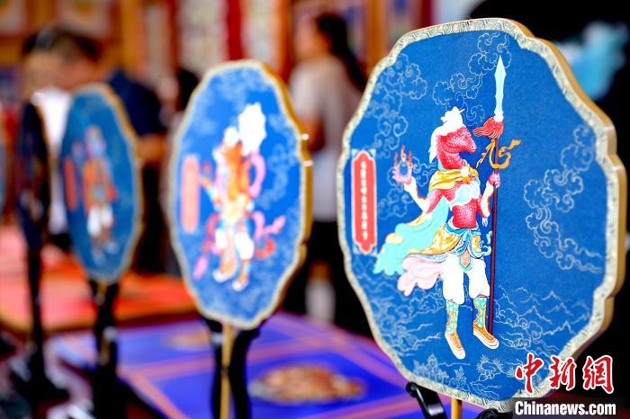 圖為唐卡延伸產(chǎn)品。　薛蒂 攝