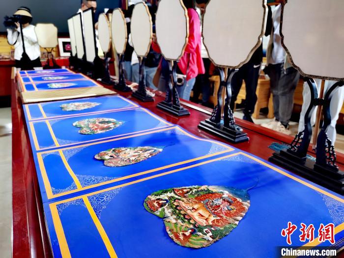 圖為唐卡延伸產(chǎn)品。　張?zhí)砀?攝