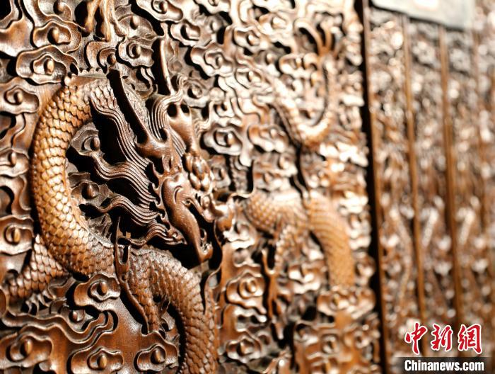 圖為青海永錄民俗博物館內(nèi)珍藏的中式家具細(xì)節(jié)展示?！⊙Φ?攝