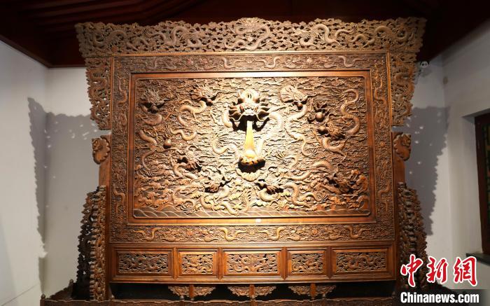 圖為青海永錄民俗博物館內(nèi)珍藏的中式家具?！⊙Φ?攝