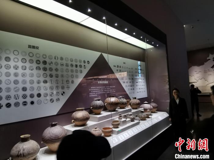 圖為河湟文化博物館展示的當?shù)爻鐾敛侍盏募y飾類別?！?zhí)砀?攝