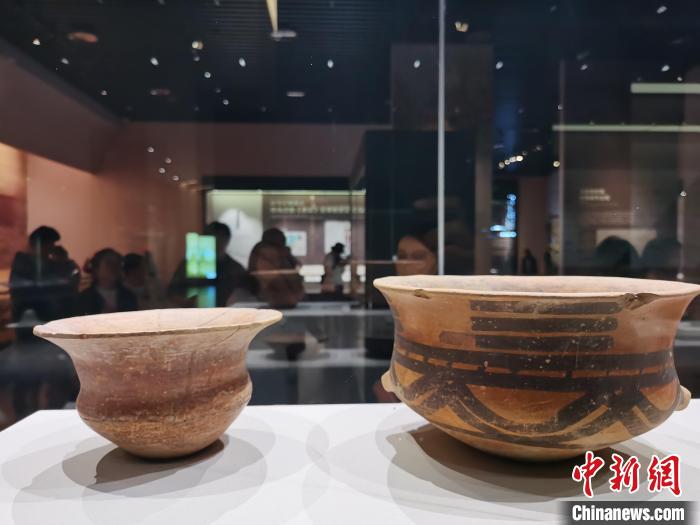 圖為河湟文化博物館展陳的陶器?！?zhí)砀?攝