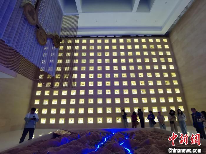 圖為河湟文化博物館序廳的左右彩陶墻放置的374件彩陶?！?zhí)砀?攝