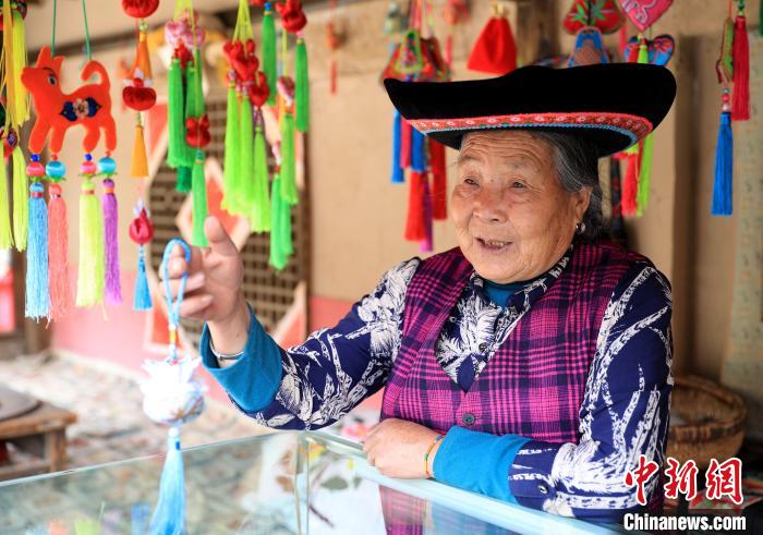 圖為土族繡娘展示繡品。　薛蒂 攝