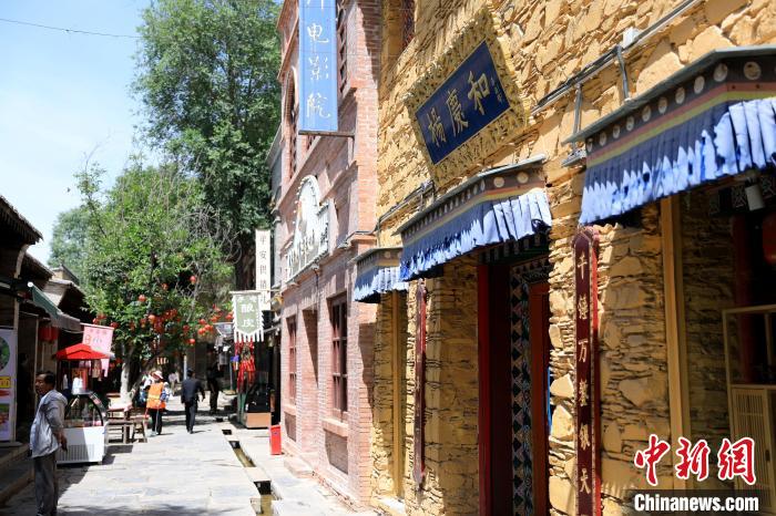 圖為平安驛·河湟民俗文化體驗(yàn)地的門店?！⊙Φ?攝
