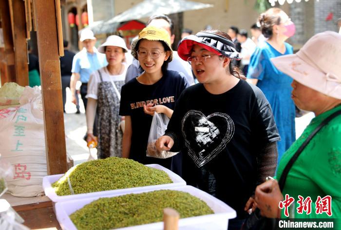圖為民眾購買青海特色小吃?！⊙Φ?攝