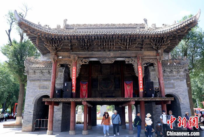 圖為平安驛·河湟民俗文化體驗(yàn)地的戲樓?！⊙Φ?攝