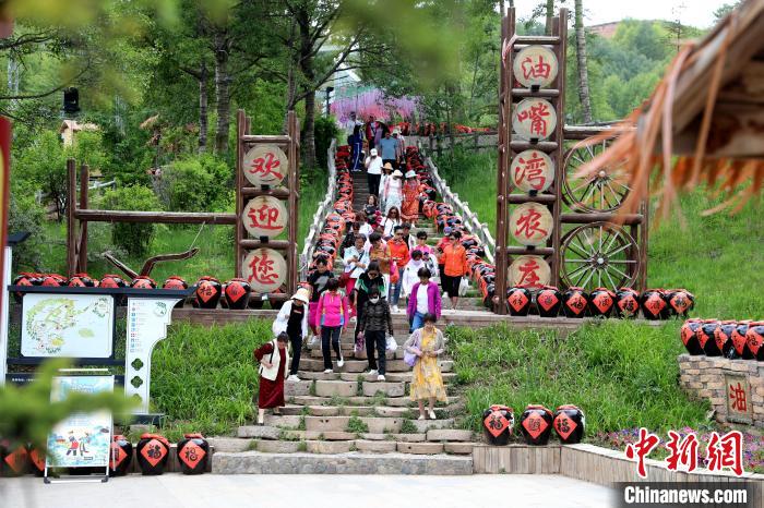 圖為油嘴灣生態(tài)文化景區(qū)的游客?！⊙Φ?攝