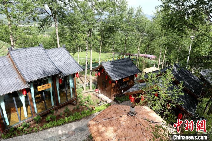 圖為景區(qū)內依山而建的民宿?！⊙Φ?攝
