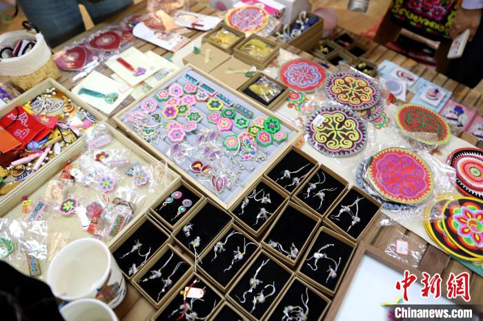 圖為盤繡作品?！⊙Φ?攝