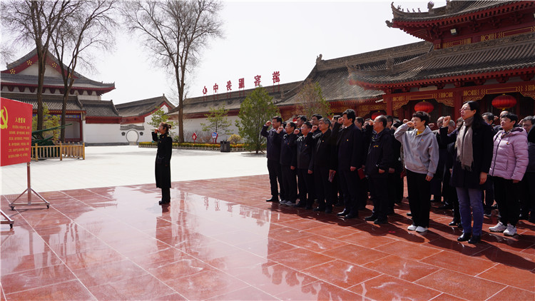4月6日，為傳承弘揚(yáng)革命英烈精神，教育引導(dǎo)紀(jì)檢監(jiān)察干部筑牢信仰之基、補(bǔ)足精神之鈣、把穩(wěn)思想之舵，永葆忠誠干凈擔(dān)當(dāng)?shù)恼伪旧Ｊ屑o(jì)委監(jiān)委組織紀(jì)檢監(jiān)察干部赴靜寧縣界石鋪紅軍長征紀(jì)念館和莊浪縣梯田紀(jì)念館開展廉政教育和革命傳統(tǒng)教育。.jpg