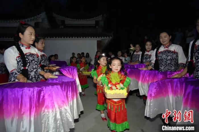 甘肅省西和縣姜席鎮(zhèn)晚霞湖畔，當(dāng)?shù)孛耖g舉行盛大的乞巧儀式。魏朵朵 攝