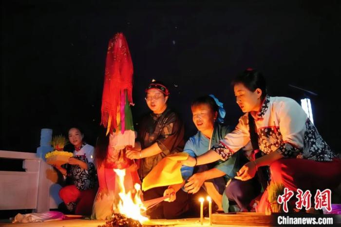 持續(xù)七天八夜的乞巧節(jié)正在西漢水上游的甘肅省西和縣進(jìn)行。西和縣姜席鎮(zhèn)晚霞湖畔，民眾“巧頭”點(diǎn)蠟、炷香、焚裱紙、跪拜，準(zhǔn)備將“巧娘娘”請進(jìn)院。魏朵朵 攝