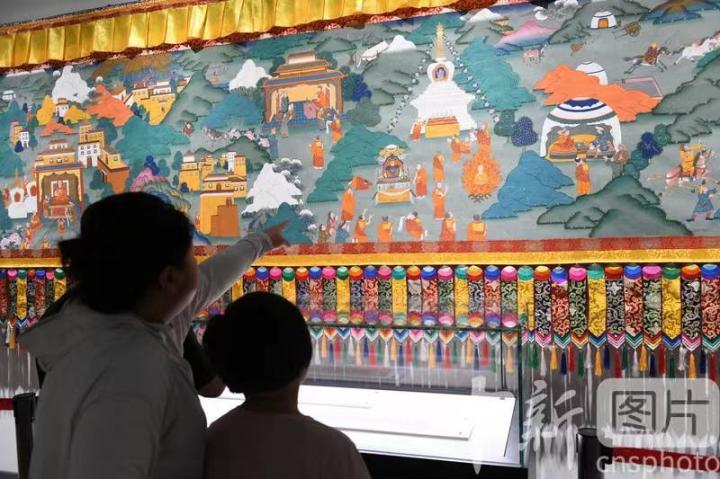 圖為觀眾觀看唐卡《涼州會盟》。 中新社記者 戴文昌 攝