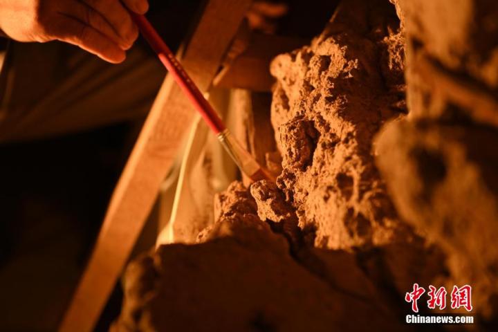 8月25日，文物修復師牟常有進行文物修復工作。