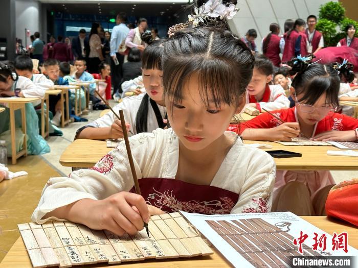 圖為小朋友在甘肅簡牘博物館練習(xí)書法。　中新社記者 戴文昌 攝