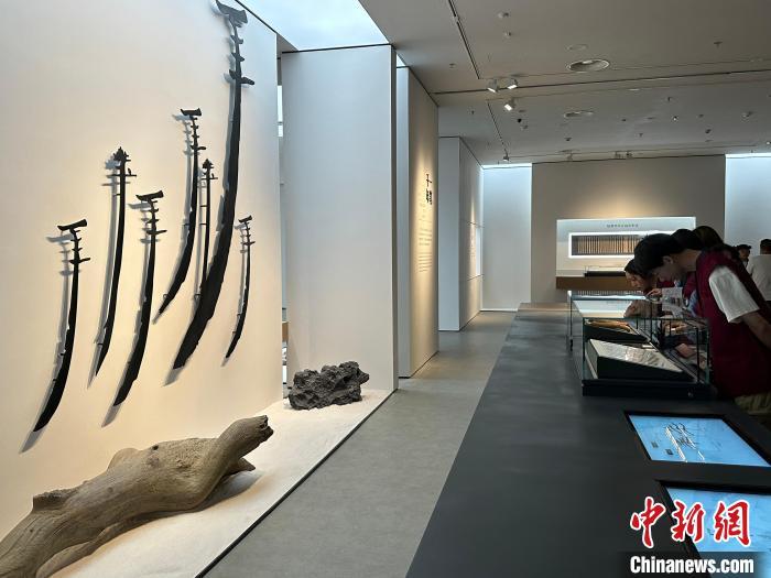 圖為觀眾在甘肅簡牘博物館參觀。中新社記者 戴文昌 攝