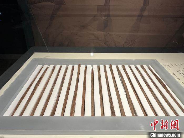圖為甘肅簡牘博物館展陳的漢簡。中新社記者 戴文昌 攝