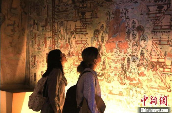 2023年8月27日，游客在甘肅省敦煌市博物館參觀文物展。張曉亮 攝(資料圖)