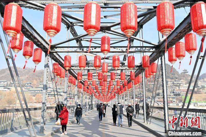 1月30日，裝扮一新的中山橋為即將到來的新春佳節(jié)增添節(jié)日氛圍。九美旦增 攝</p><p>