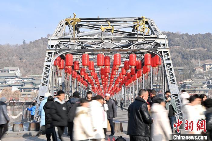 1月30日，裝扮一新的中山橋為即將到來的新春佳節(jié)增添節(jié)日氛圍。九美旦增攝</p><p>