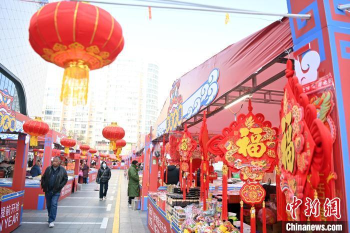 1月30日，蘭州街頭琳瑯滿目的年貨吸引顧客選購。九美旦增 攝</p><p>