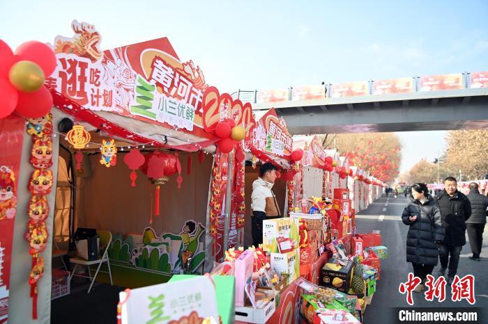 1月30日，蘭州黃河畔的年貨集市吸引顧客選購年貨。九美旦增 攝</p><p>