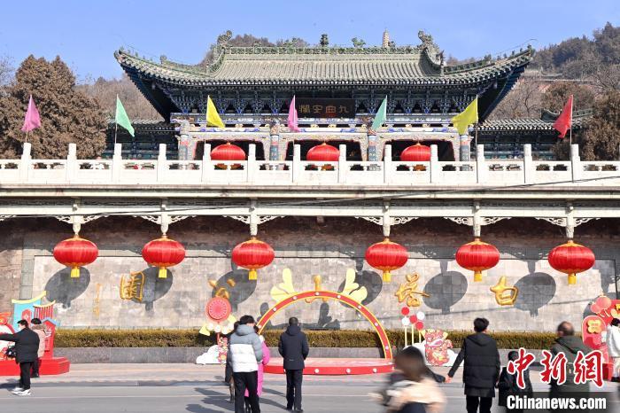 1月30日，裝扮一新的蘭州白塔山公園節(jié)日氛圍濃厚。九美旦增 攝</p><p>