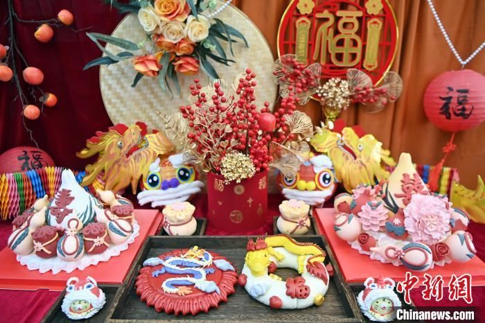 1月25日，春節(jié)臨近，蘭州一花饃店“龍”元素花饃熱銷。圖為展出的“龍”元素花饃。九美旦增 攝