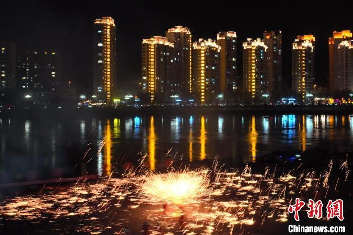 國家級非物質文化遺產“打鐵花”在黃河岸畔落地。侯奇志 攝</p>
<p>