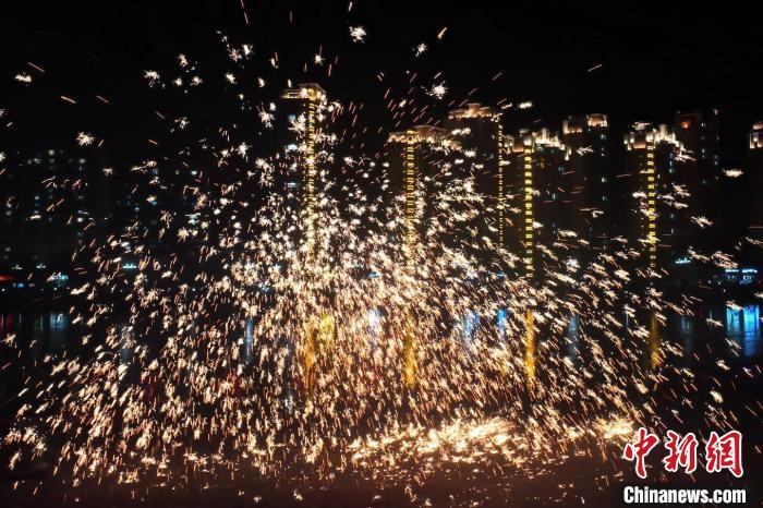 “過年打鐵花”是臨夏州永靖縣的民俗傳統(tǒng)。這項民俗表演，其實有著硬核技術作支撐，那就是入選國家級非遺的“永靖王氏生鐵冶鑄技藝”。侯奇志 攝</p>
<p>